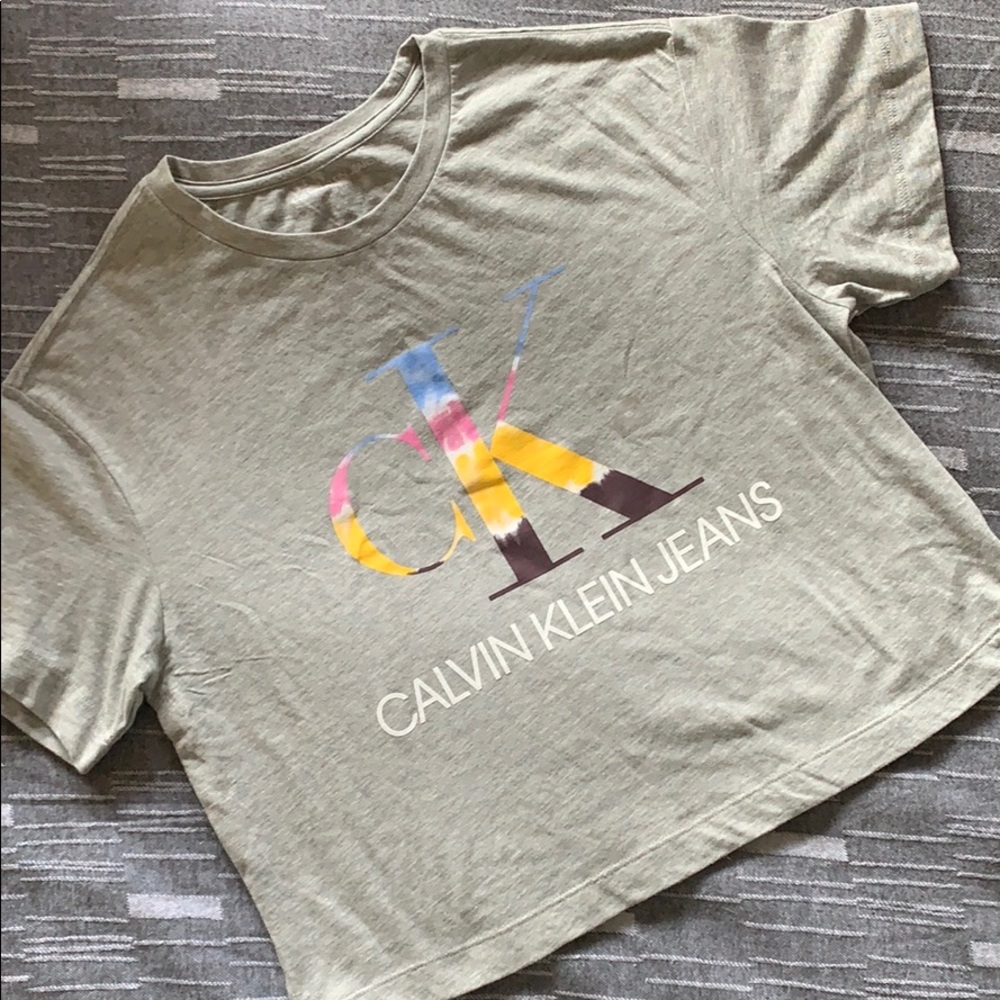 ✌️CALVIN KLEIN JEANS Boxy Tie Dye Crop Top